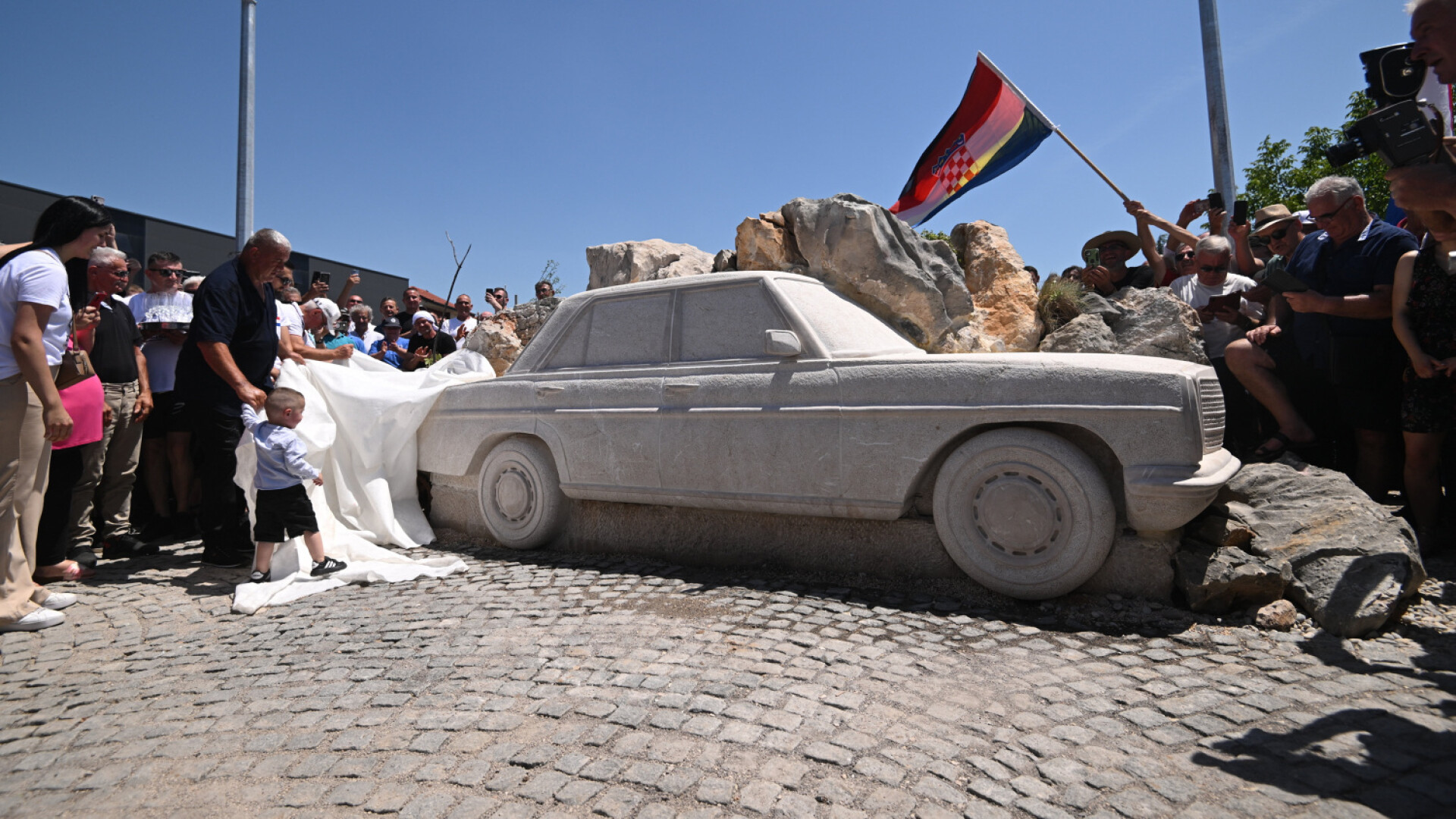 FOTO U Imotskom otkriven prvi spomenik Mercedesu na svijetu