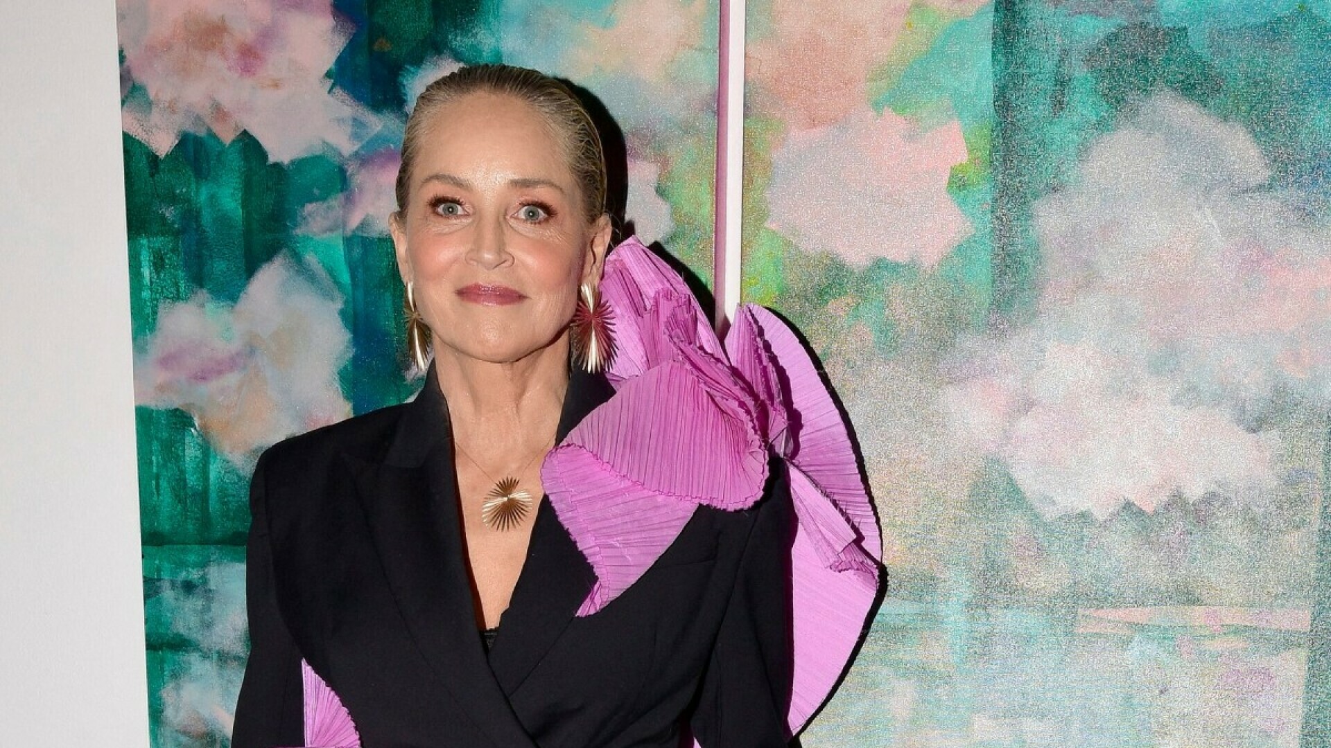 Sve Samo Ne Dosadno: Sharon Stone U Crnom Odijelu S Efektnim Detaljima