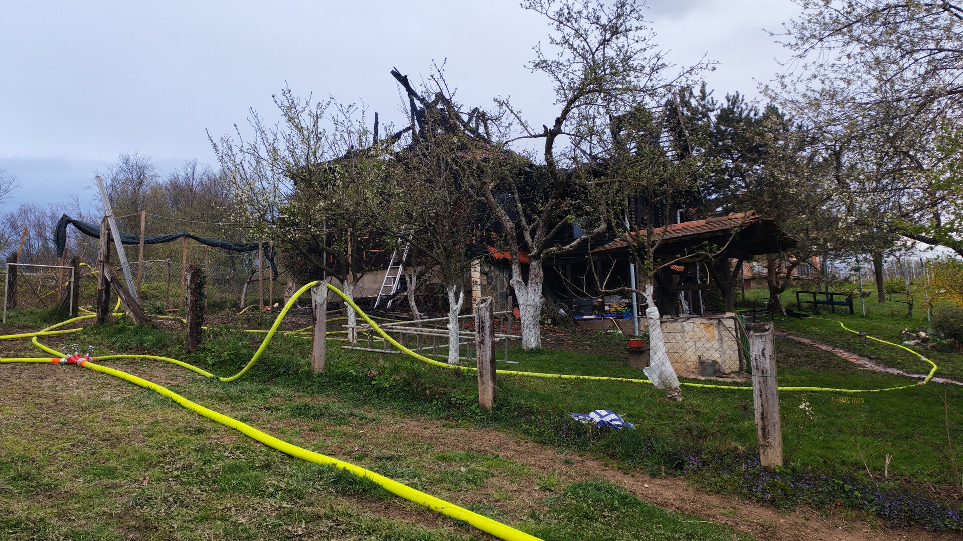 FOTO Tragedija u blizini Samobora: Dvije osobe poginule u požaru drvene kuće