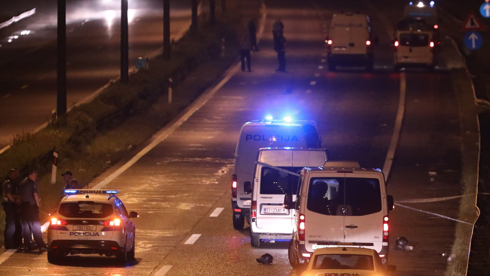 Teška nesreća na autocesti: Auto se zabio u ogradu, vozač poginuo, više osoba ozlijeđeno
