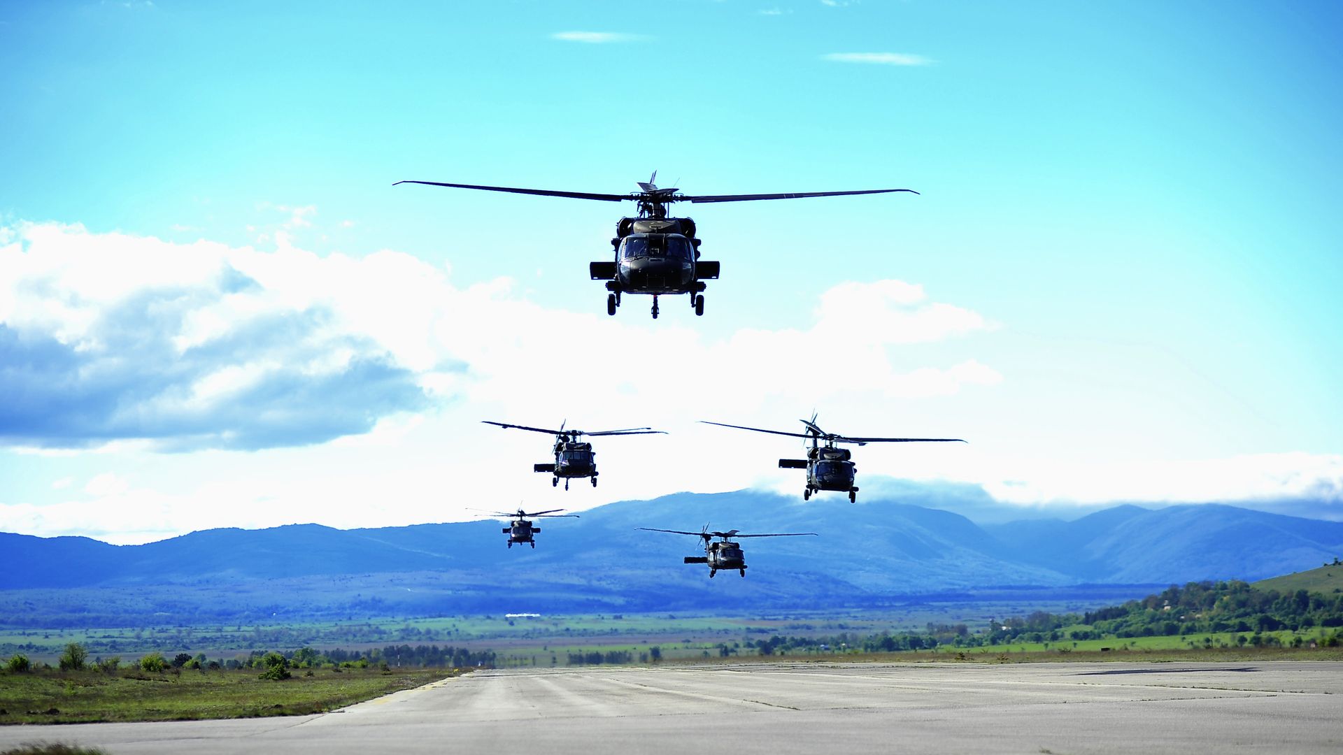 Slikovni rezultat za Pogledajte spektakularne snimke 17 savezniÄkih helikoptera u zraÄnom desantu