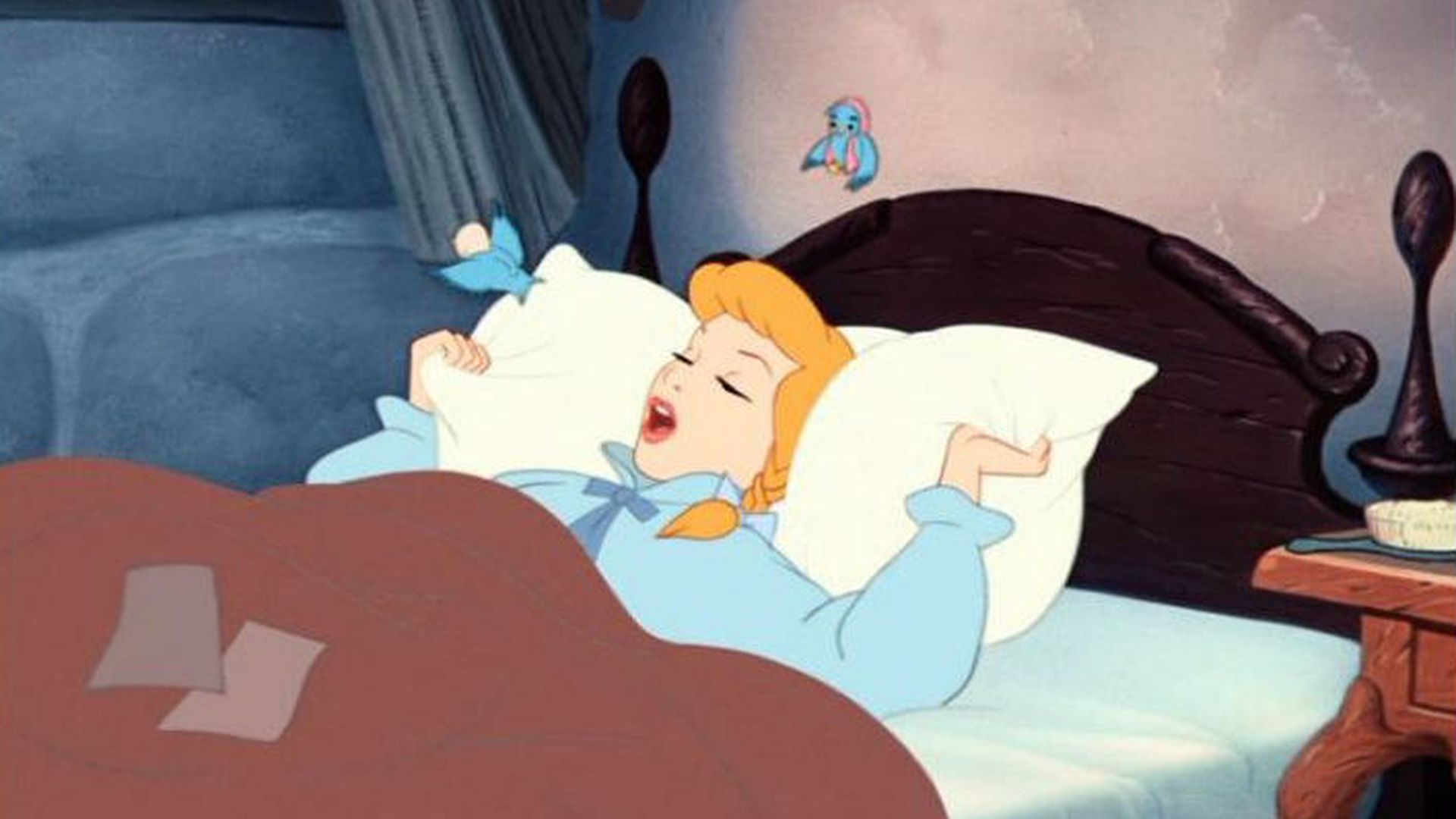 Мешает спать принцессам. Сонные персонажи мультфильмов. Сонная Золушка. Диснеевские герои спят.