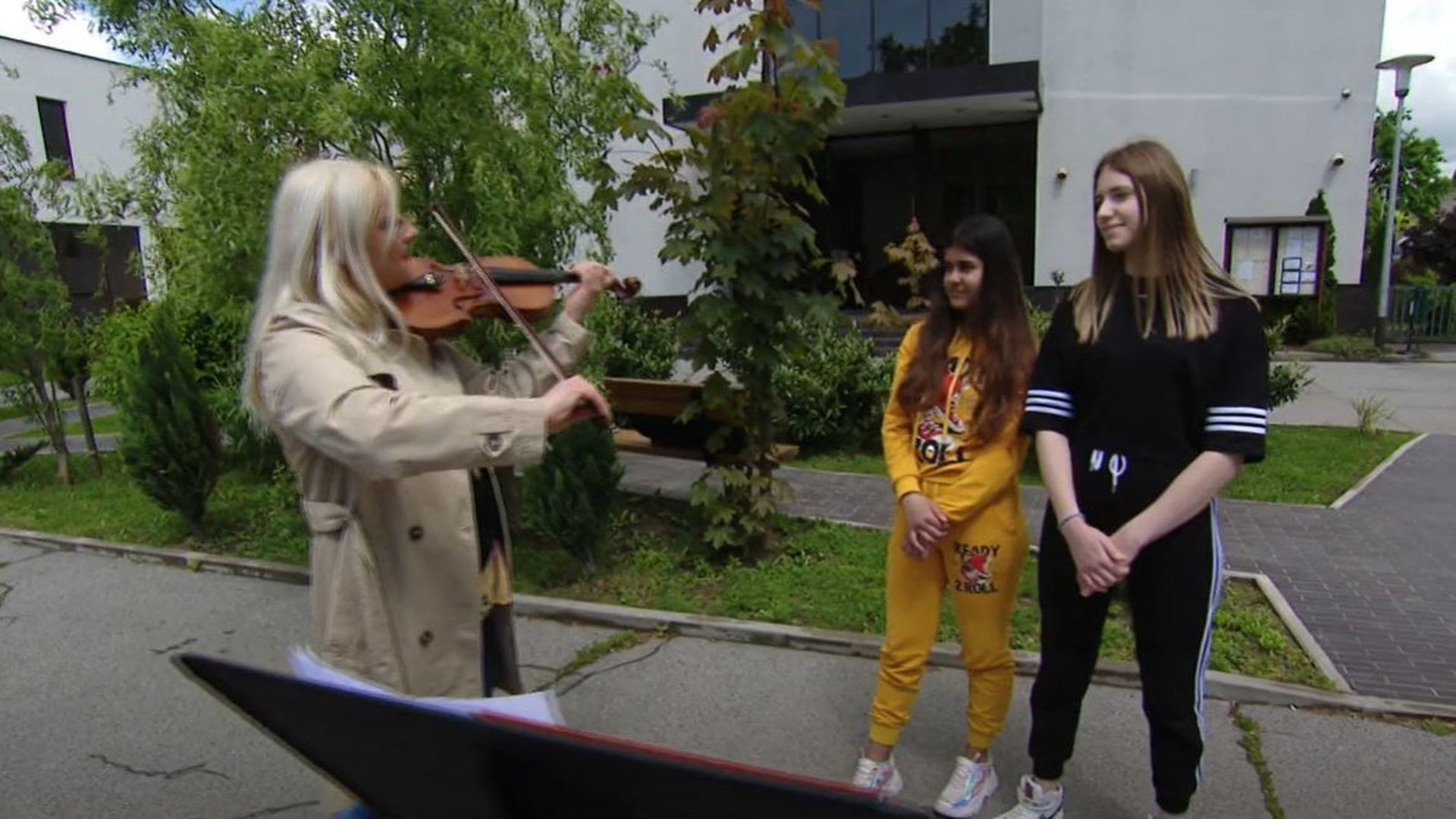 djevojke koje sviraju violinu