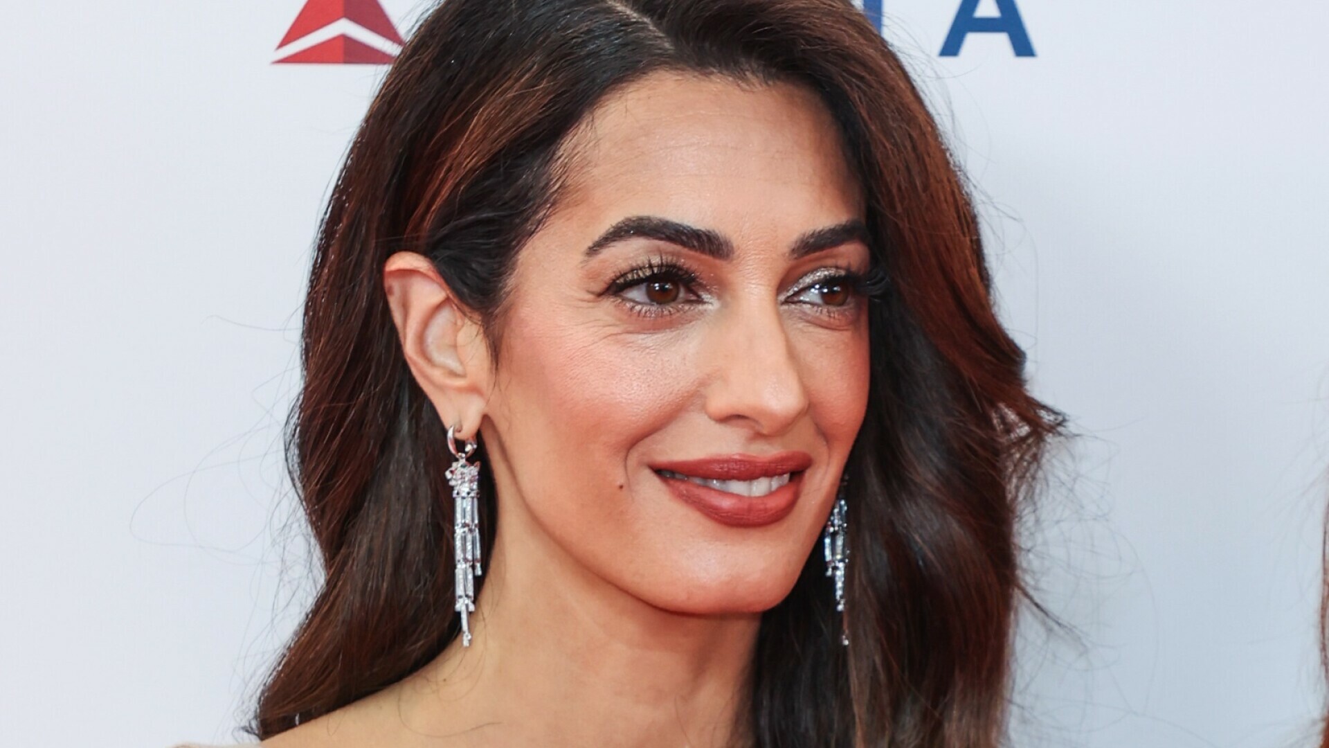 Amal Clooney: Kombinezon Lepršavih Nogavica Koji Može Biti Odličan 