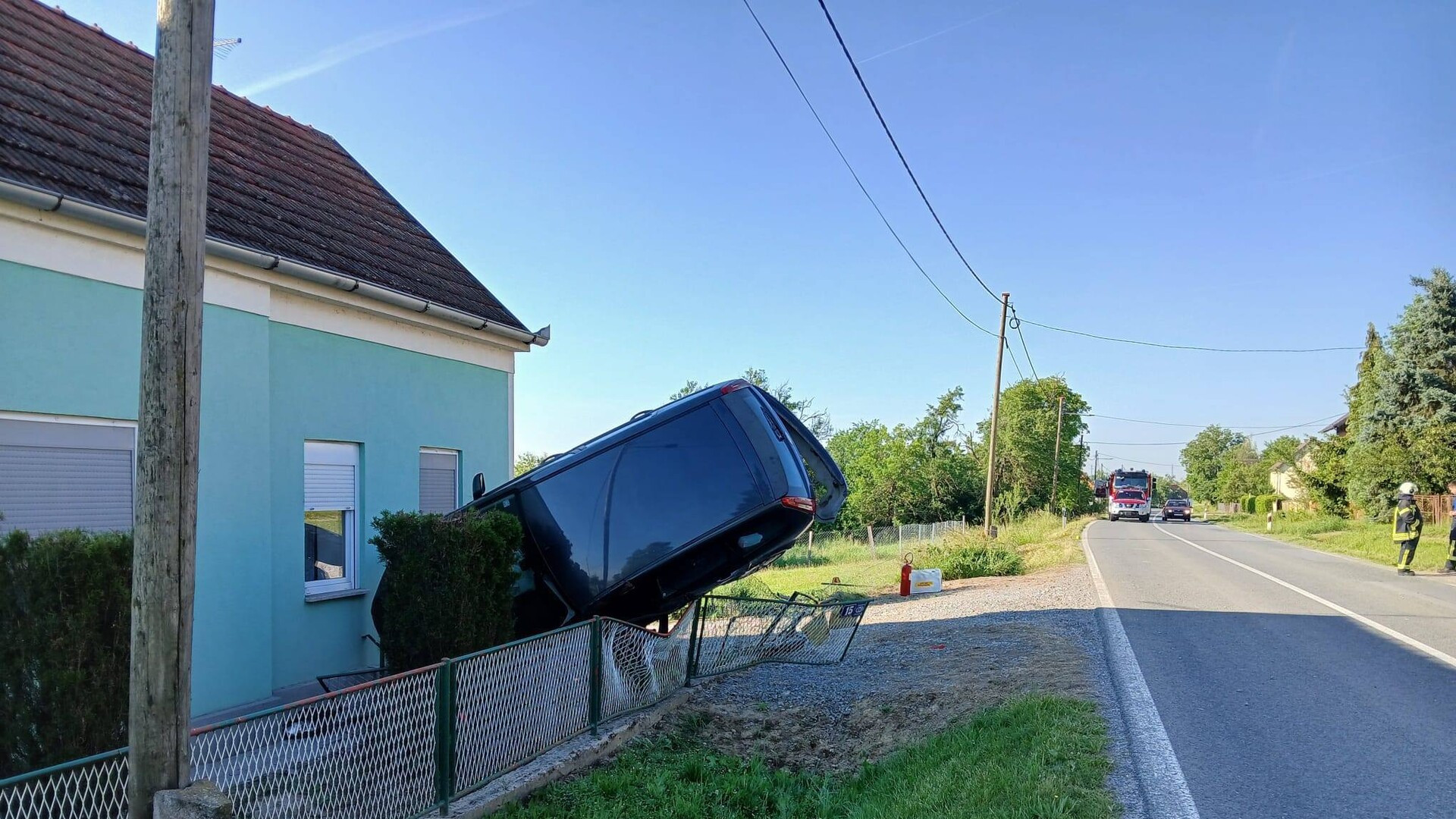 FOTO Autom sletio s ceste i završio na ogradi: Centimetri su ga dijelili od kuće