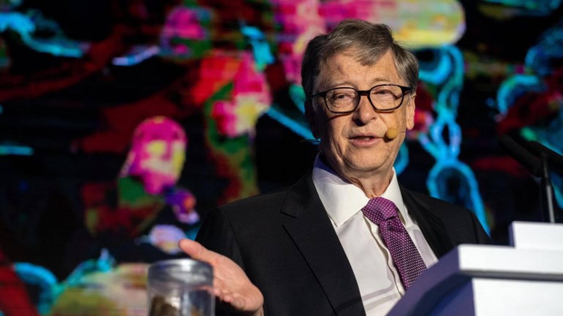 билл гейтс. билл гейтс. правая рука билла гейтса. билл гейтс палец вверх. билл гейтс пьет пиво.