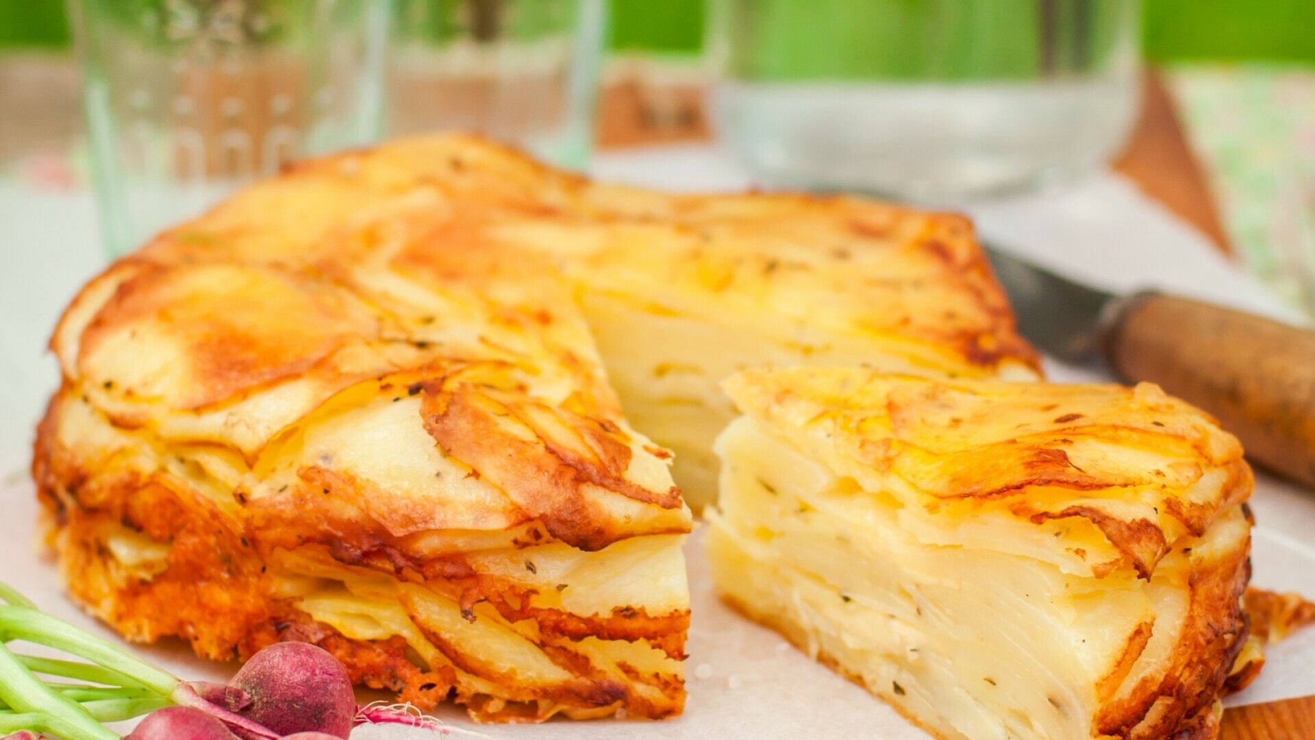 Слоеное тесто картошка сыр. Французский картофельный пирог. Французский слоеный пирог. Слоёный картофельный пирог. Французский сырный пирог.