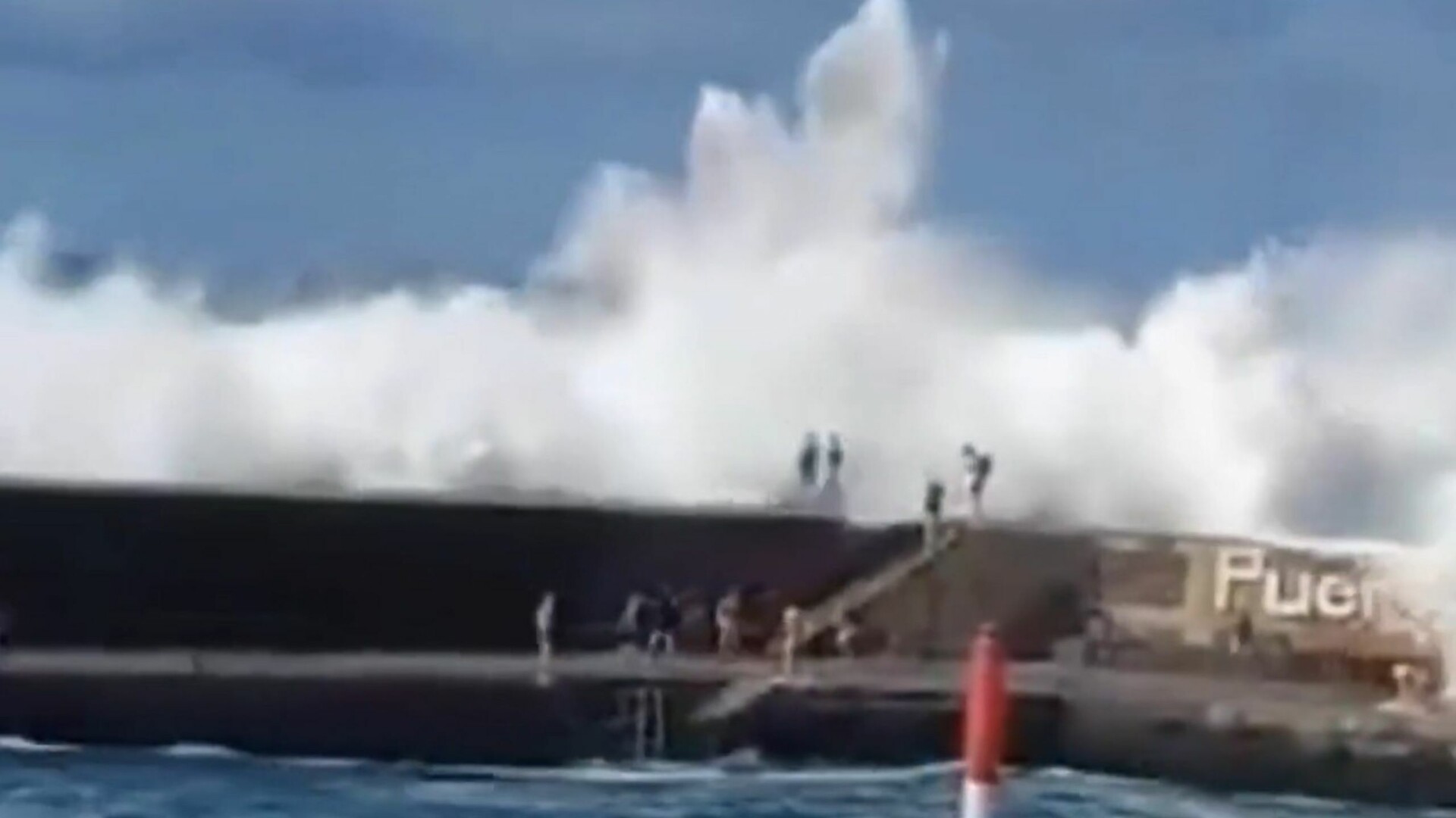 Visoki valovi na rajskim plažama odnijeli dva života: Sve više ozlijeđenih, proglašeno stanje pripravnosti