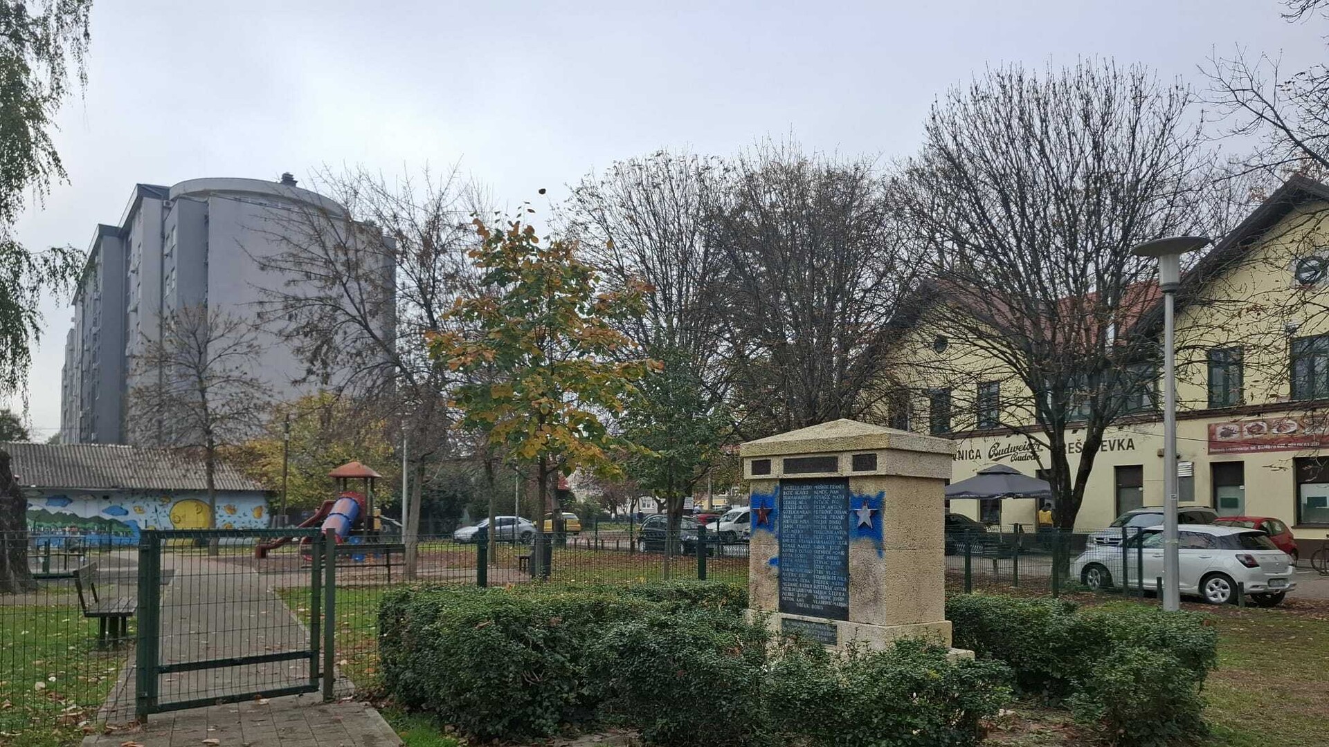 FOTO Na spomeniku partizanskim borcima nacrtan kukasti križ