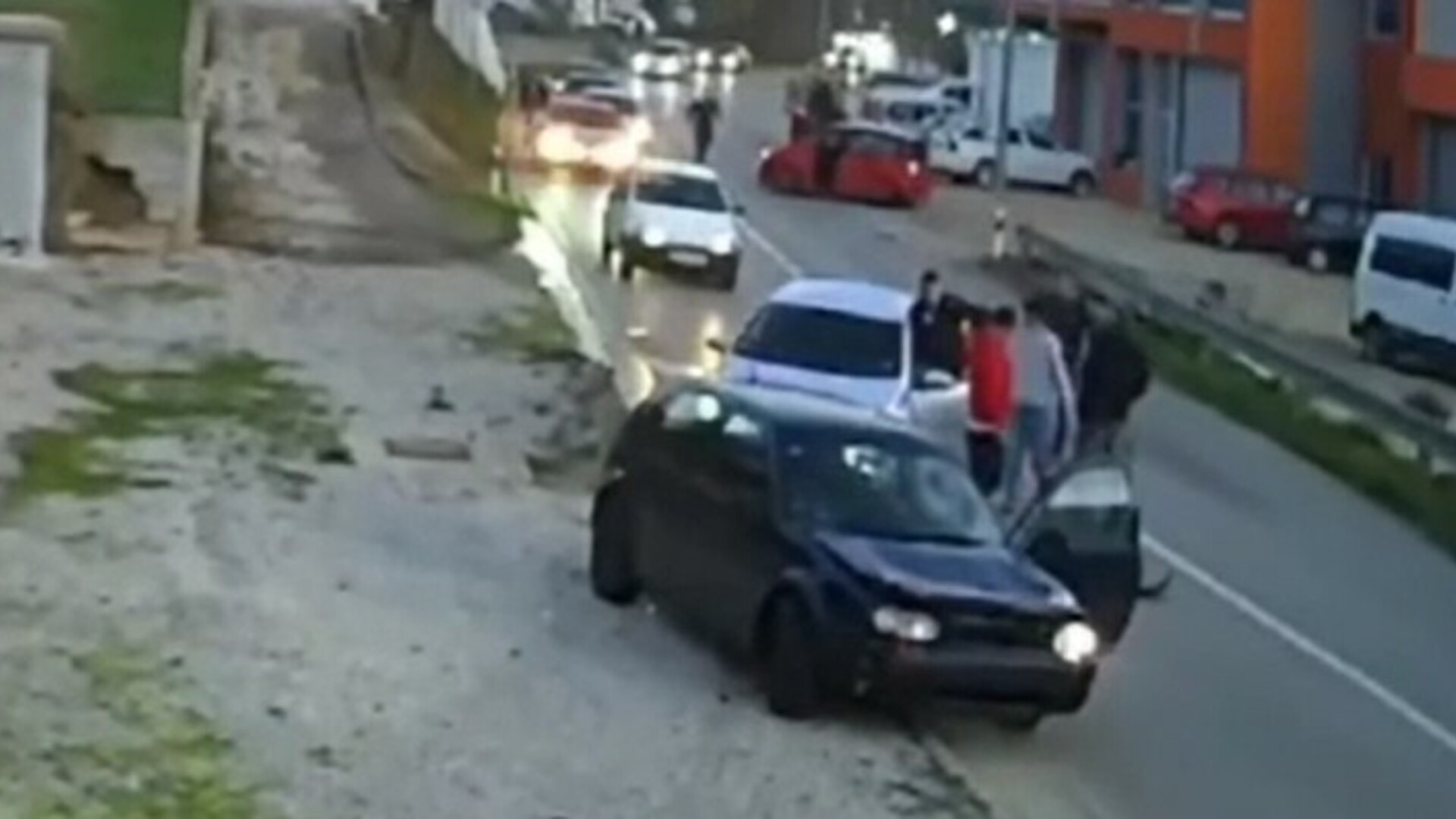 VIDEO Nevjerojatne snimke iz BiH: Nakon sudara izbila tučnjava, muškarac uzeo auto i zaletio se u ljude