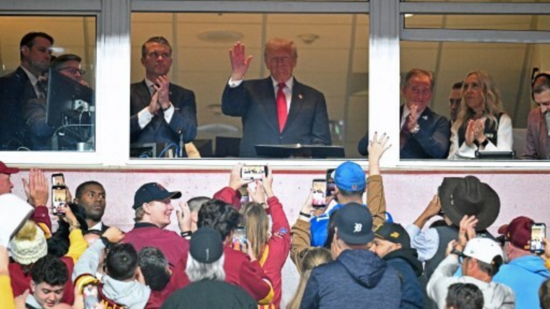 VIDEO Potpuni debakl! Pogledajte kako su Trumpa brutalno izviždali na utakmici, morao je otići prije kraja