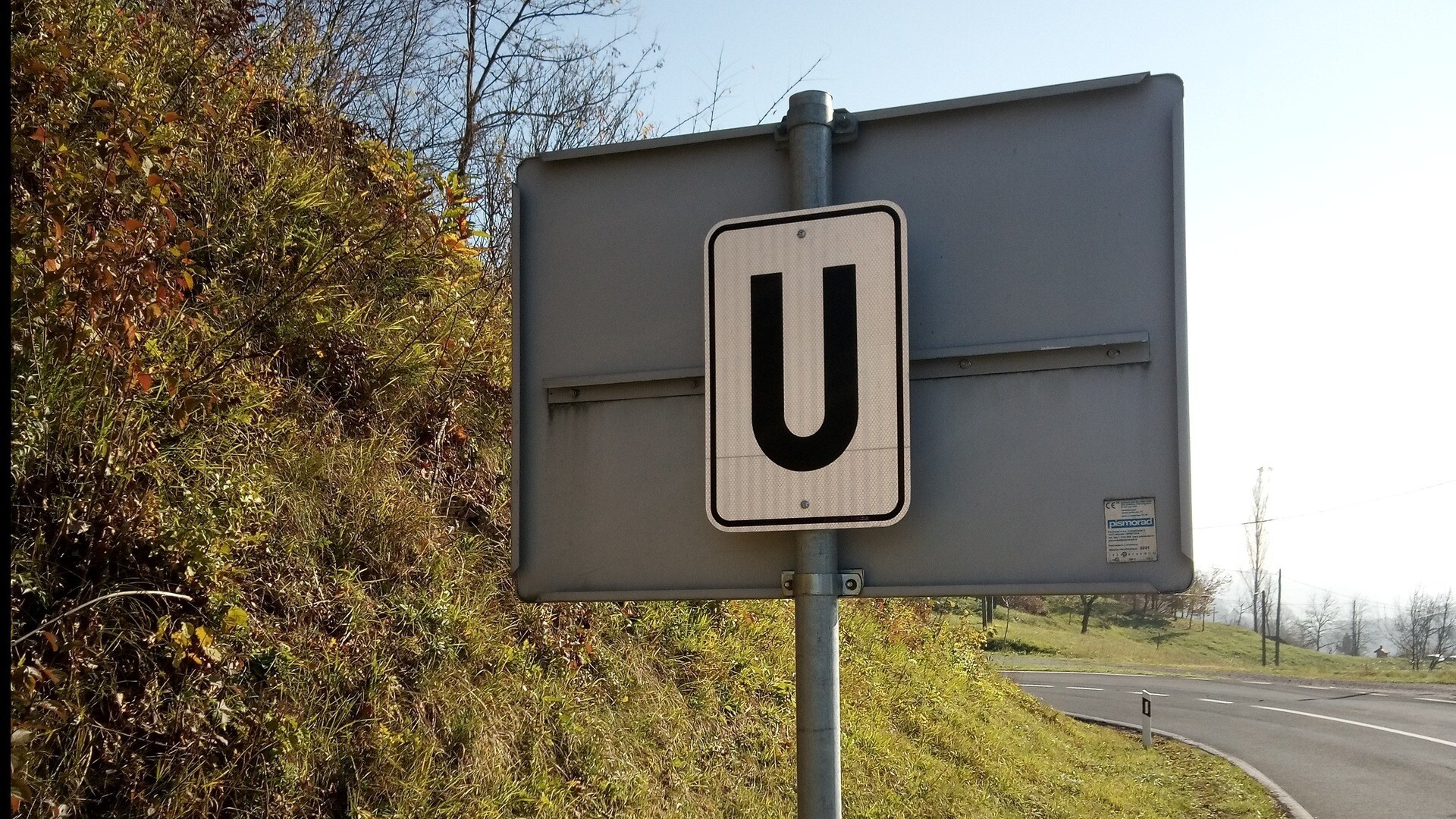 Kod Karlovca osvanuo neobičan prometni znak: Veliko slovo U na bijeloj pozadini