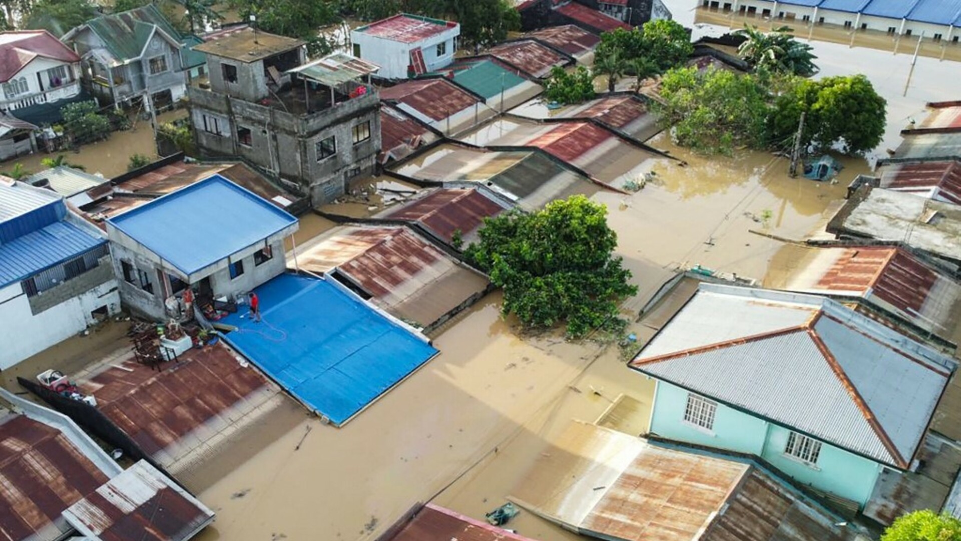 FOTO/VIDEO Strašna oluja izazvala poplave: Voda je stvarno došla do grla, evakuirane tisuće ljudi