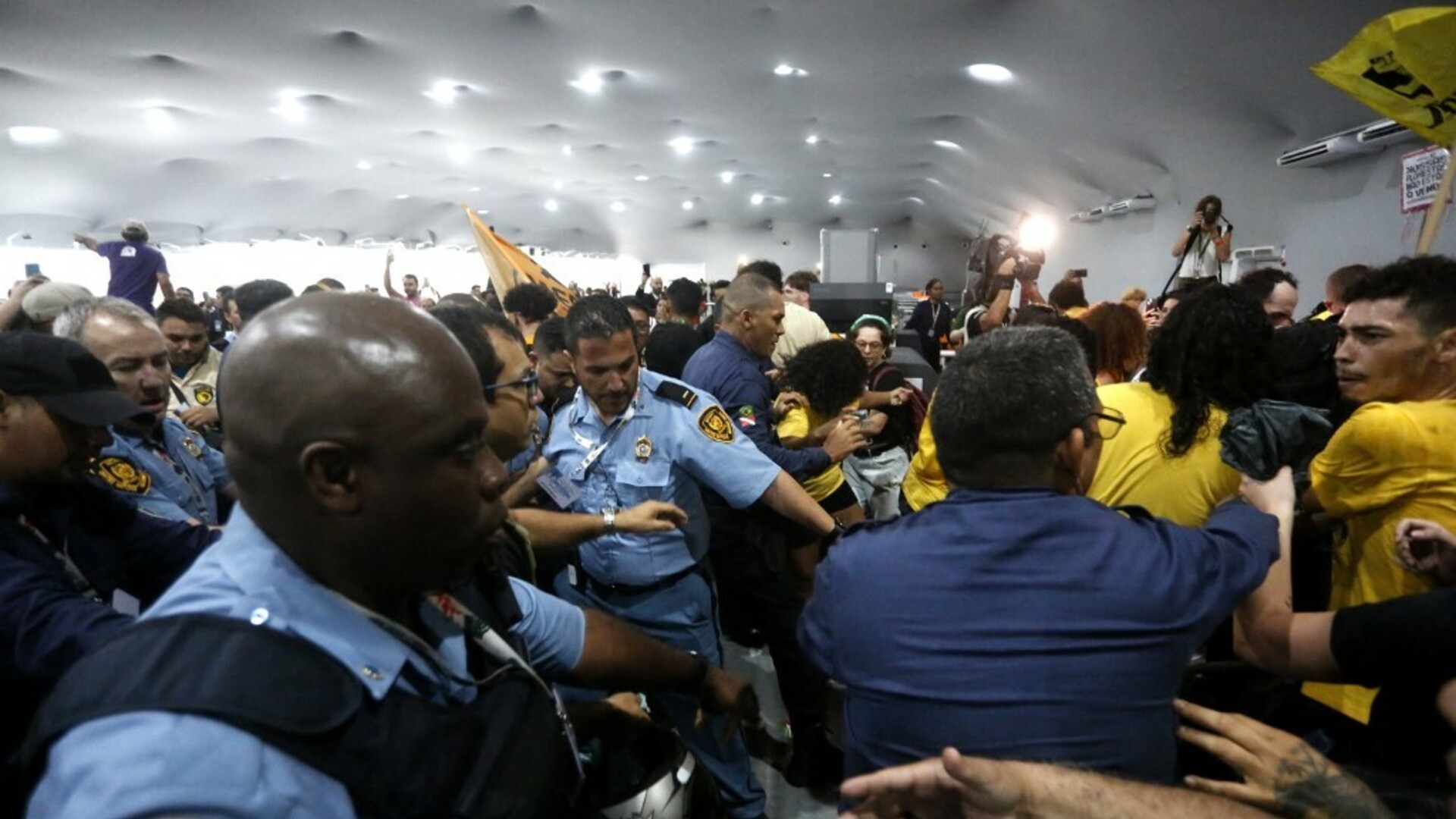 FOTO Starosjedioci upali na skup, sukobili se s osiguranjem, ima ozlijeđenih: "Ne možemo jesti novac!"