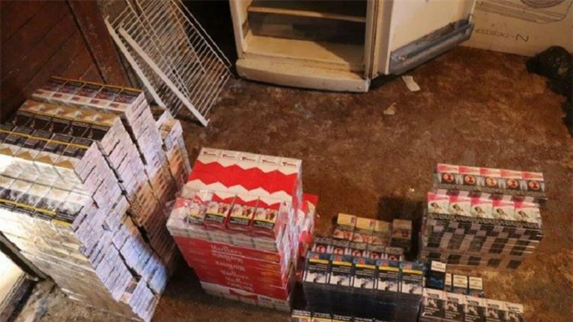 FOTO U kućama sakrili gomilu švercanih cigareta, napunili i hladnjak: Policija pronašla i posebne tablete