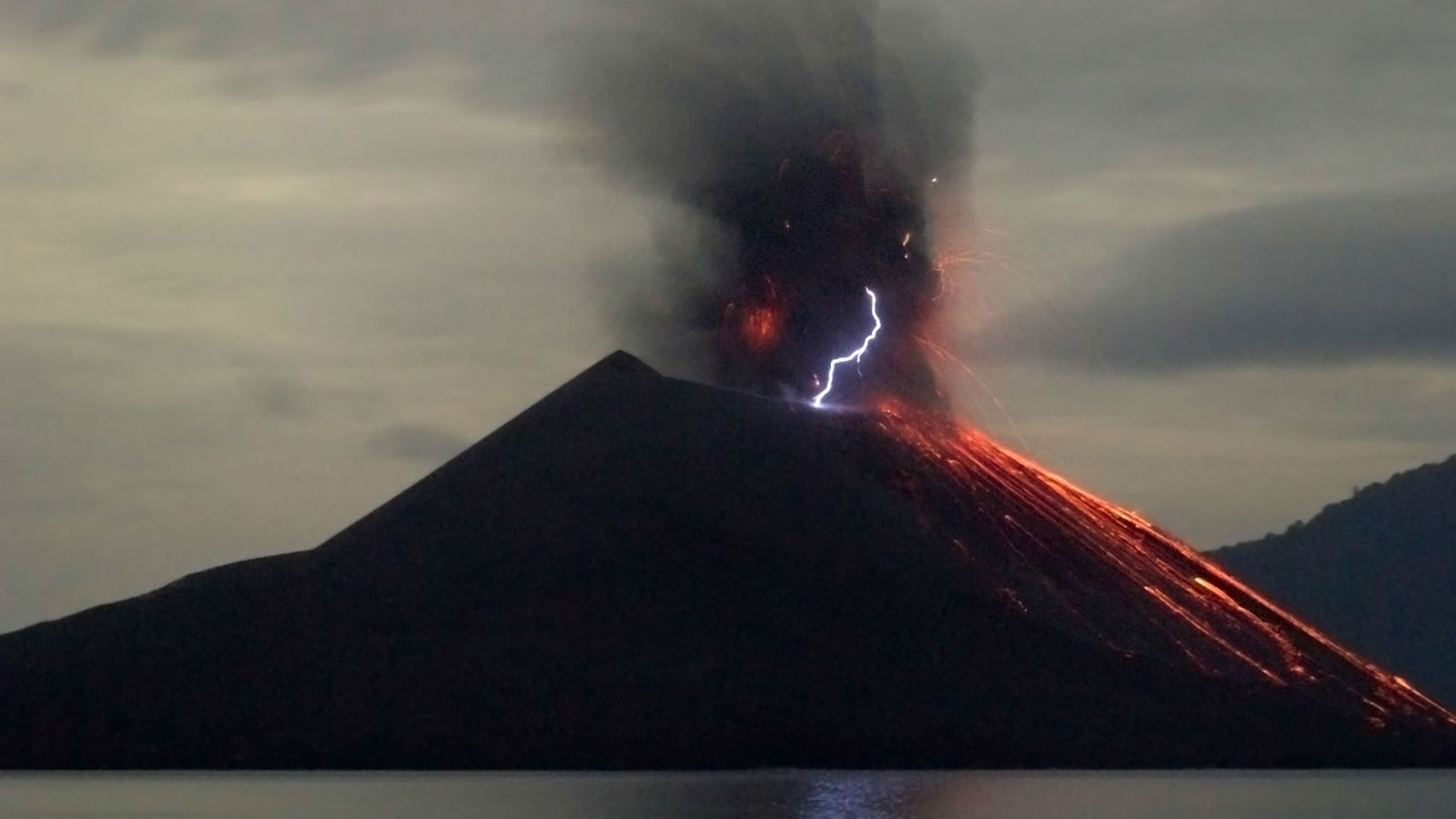 Извержение кракатау в 1883 году. Извержение вулкана кракатау. Панама кракатау. Вулкан кракатау доклад. Гекла действующий или потухший.