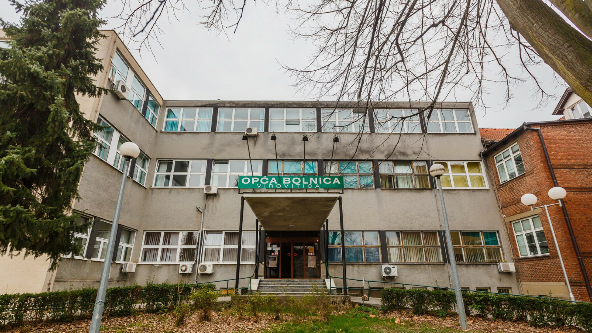 Divljao po bolnici pa iz džepa izvukao nož: Ubo sebe, a onda se okomio na druge