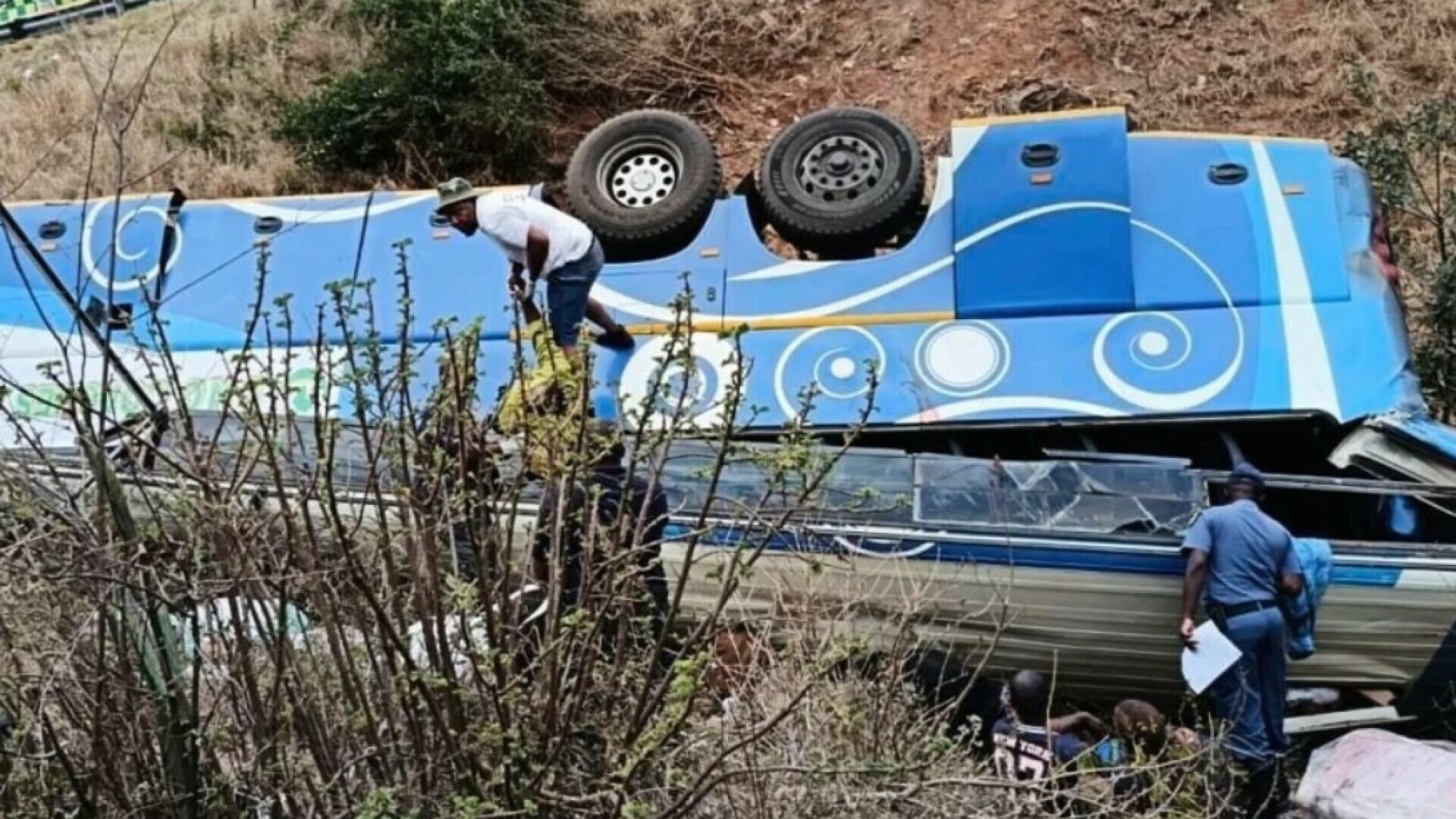 VIDEO/FOTO Autobus sletio s ceste i preokrenuo se na krov: Deseci mrtvih i ozlijeđenih, među njima i djeca