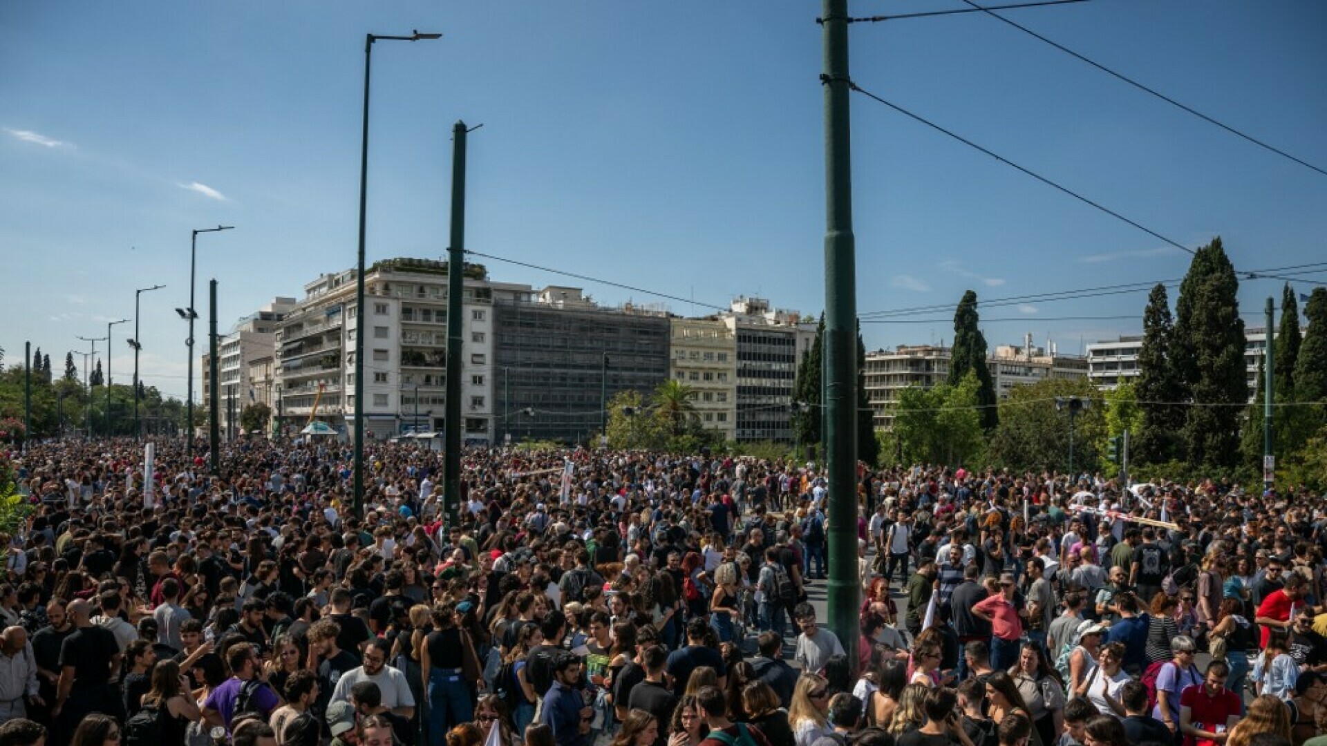Država im diže radno vrijeme na 13 sati dnevno: Počele blokade prometa, štrajkovi i prosvjedi