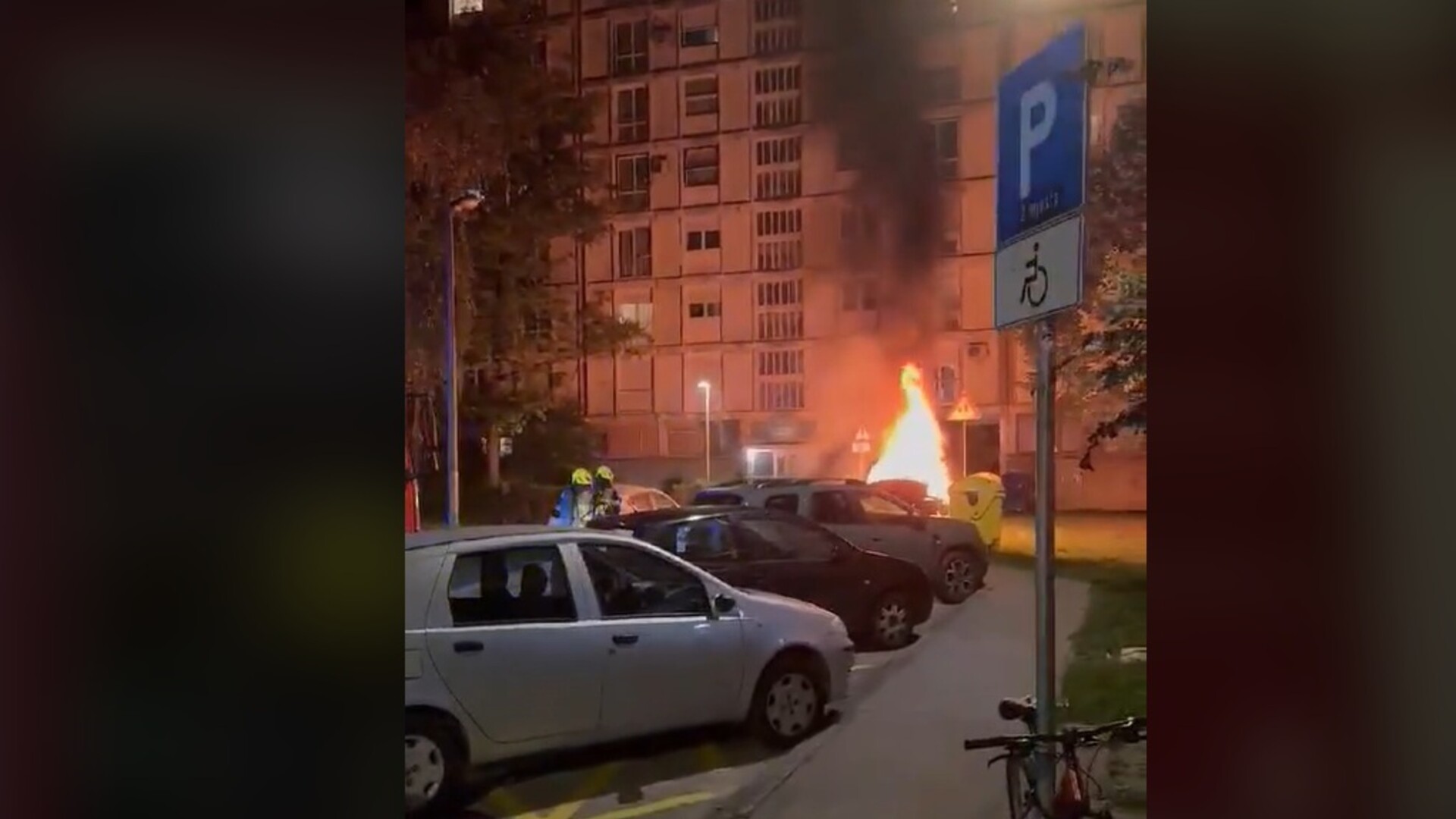VIDEO Noćna intervencija vatrogasca: Planuo automobil u Zagrebu
