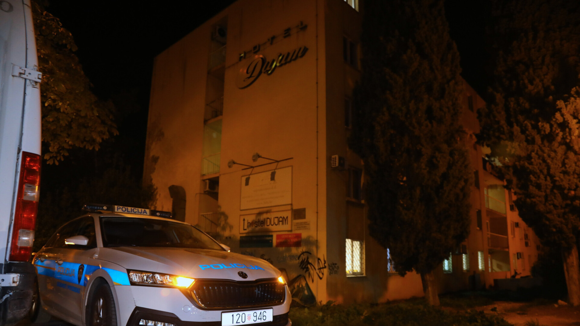 Bokira qiz bokiraligini yoqotadi. Birinchi marta bokira qiz bilan jinsiy aloqa qilish. Cunnilingus uchlik