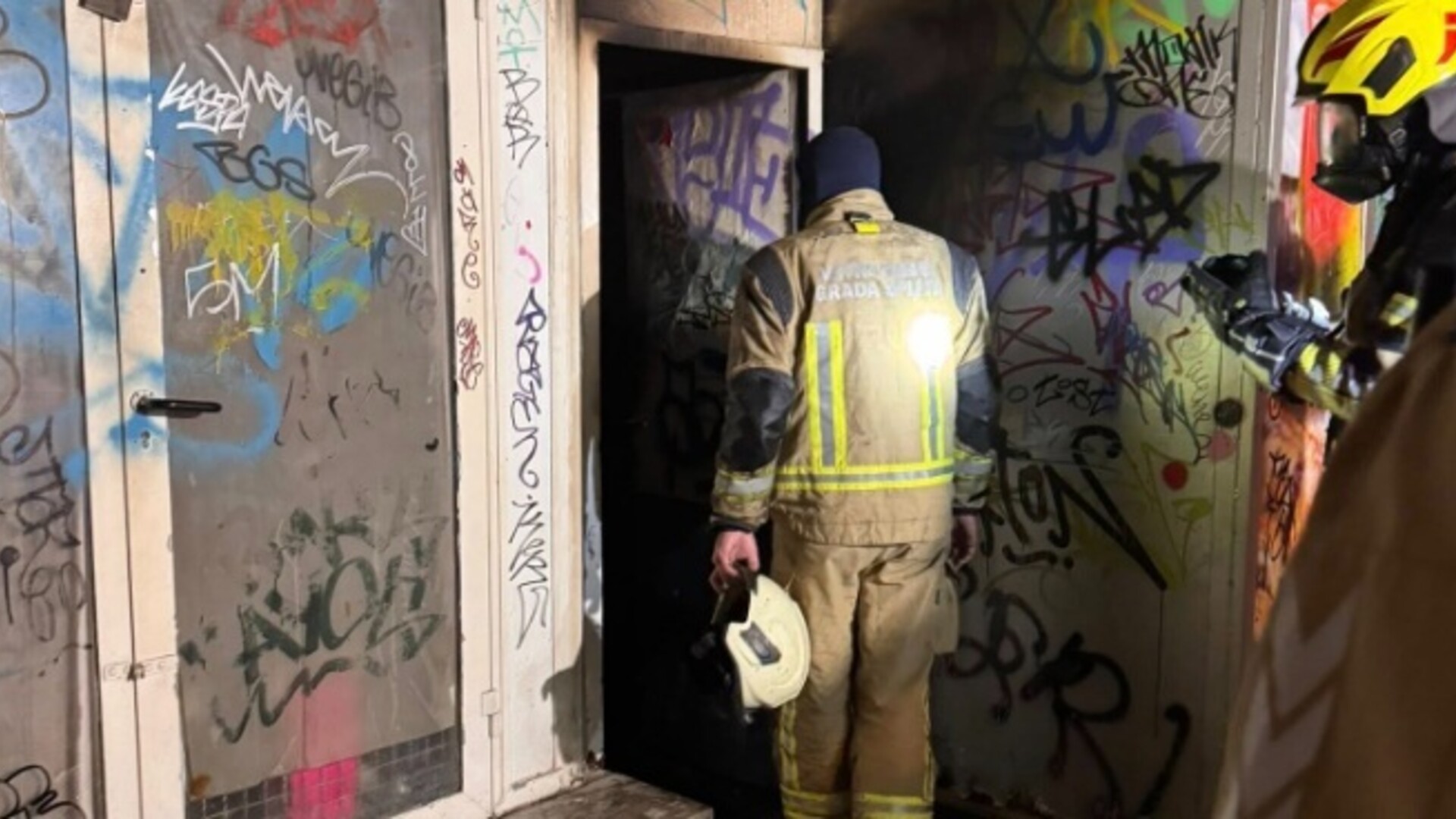 FOTO Izgorio popularni kiosk sa suhomesnatim proizvodima na splitskom pazaru: Pogledajte dramatične prizore
