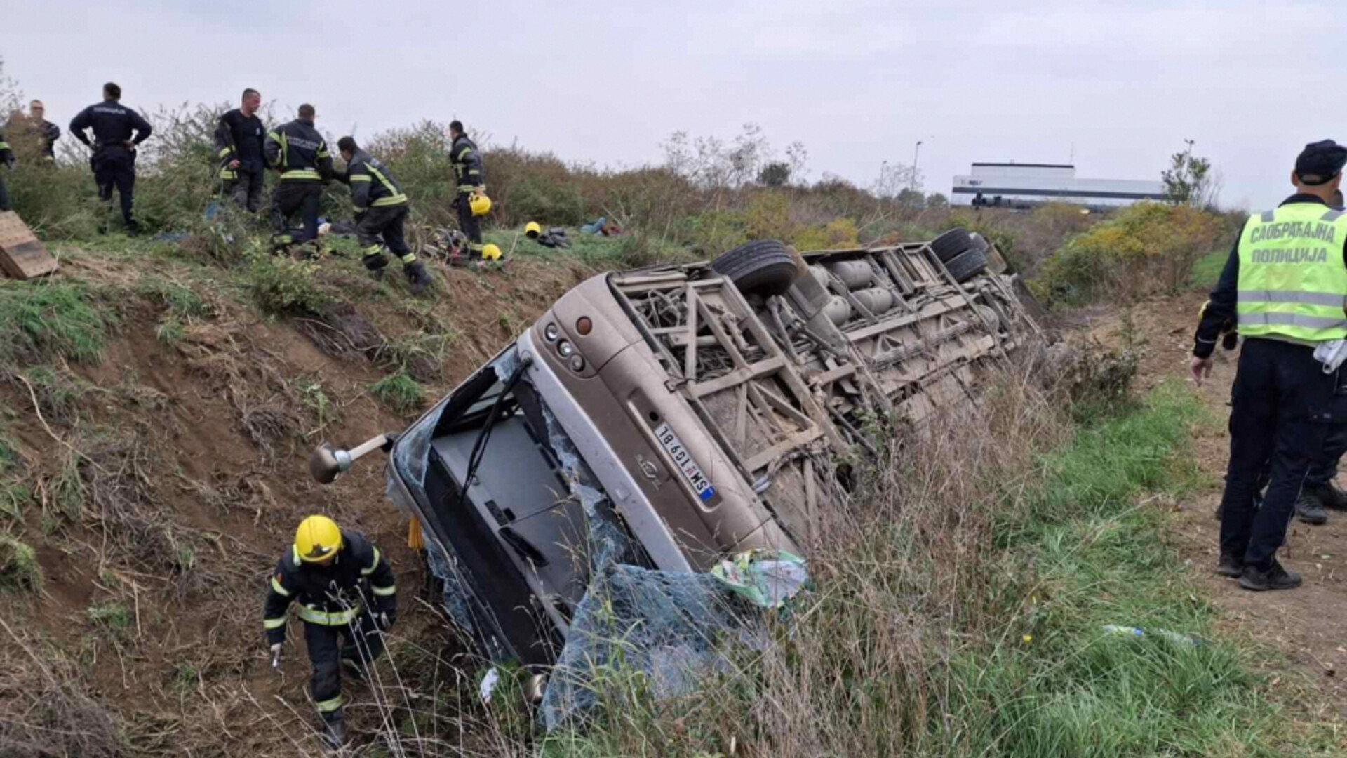 Strava u susjednoj državi: Autobus završio na krovu, ima poginulih, deseci su ozlijeđeni
