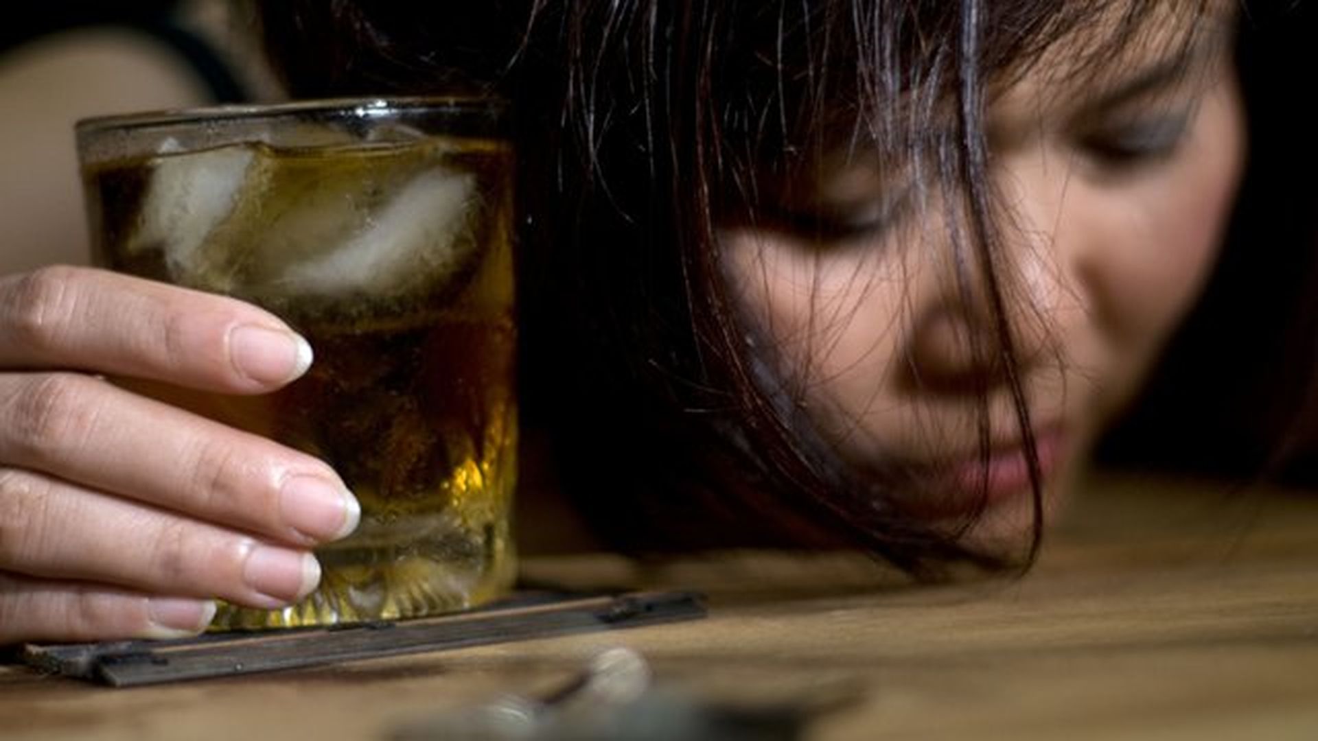 Признаки пьющей женщины. Пьющая женщина. Женский алкоголизм фото. Проблемы с алкоголем.