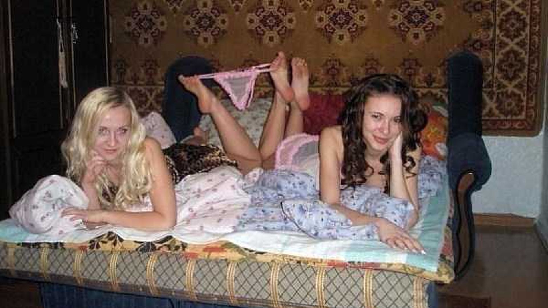 Две подружки с Одессы бухают в нижнем белье на съемной квартире (62 фото)