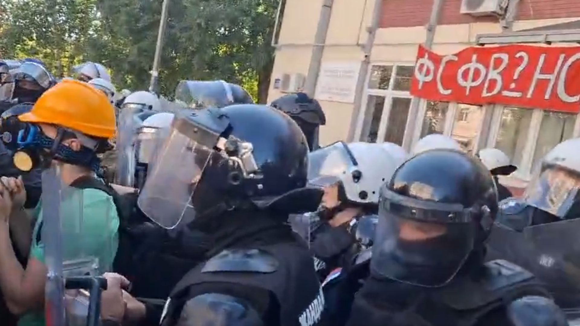 VIDEO Kaos u Novom Sadu: Dekan i ljudi s fantomkama usred noći upali u zgradu fakulteta