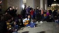Vjernici čekaju kako bi se oprostili s papom Franjom - 2