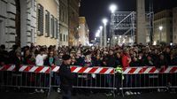 Vjernici čekaju kako bi se oprostili s papom Franjom - 5
