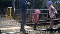 Ljudi riskiraju živote na tračnicama - 4