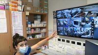 Medicinska sestra koja pregledava stanje pacijenata preko videonadzora