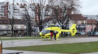 Policija i hitna pomoć ispred OŠ Prečko - 2