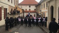 Prosvjednici na Kamenitim vratima (Foto: I.B. Tomljenović)