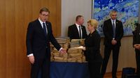 Vučić Grabar-Kitarović kraj dokumentacije (Foto: dnevnik.hr)