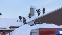 Vatrogasci pokušavaju spasiti krov doma zdravlja u Ravnoj Gori (Foto: Dnevnik.hr) - 2