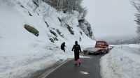 Radnici otkopavaju zametena vozila u Lici - 1