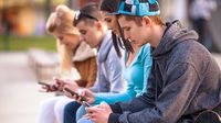Tinejdžeri na mobitelu (Ilustracija: Gulliver/Thinkstock)