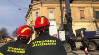 Vatrogasci iz Jastrebarskog skidaju teški dimnjak u središtu Siska