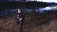 Domagoj Mikić u rupi nastaloj od potresa - 1