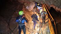 Spasitelji u misiji evakuacije zarobljenih dječaka i njihovog trenera u špilji (Foto: AFP)