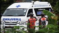 Vozilo hitne pomoći u blizini špilje u kojoj su bili zarobljeni dječaci (Foto: AFP)