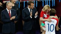 Kolinda Grabar-Kitarović grli Luku Modrića (Foto: AFP)