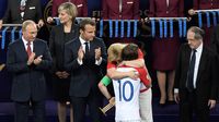 Kolinda Grabar-Kitarović grli Luku Modrića (Foto: AFP)