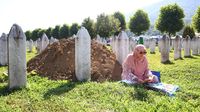 Obitelji žrtava sa Srebrenice posjećuju grobove