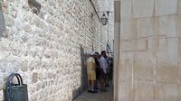 Tisuće turista, jedan WC - 3