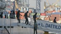 Migranti se iskrcavaju u Valenciji (Foto: AFP)
