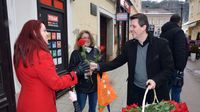 Gradonačelnik Požege darivao sugrađanke (Foto: Ivica Galovic/PIXSEL) - 2